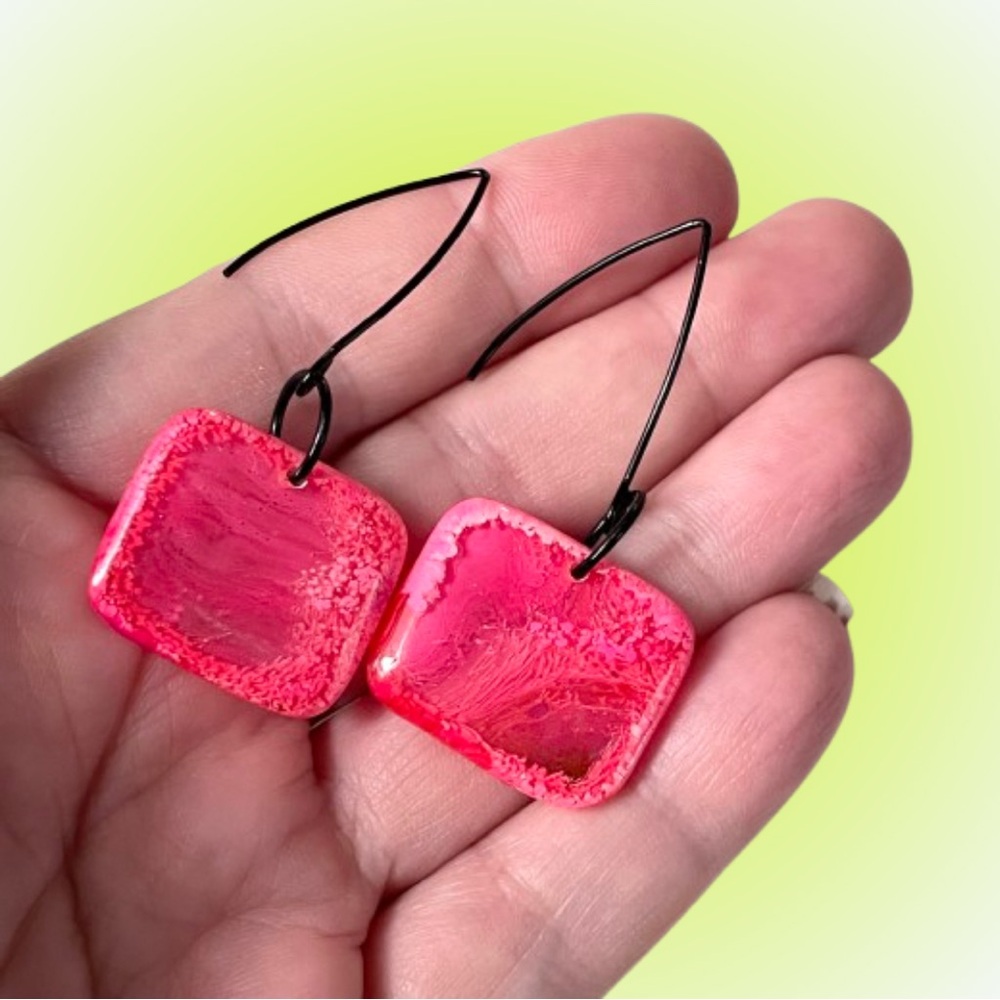 🚨🚨FINAL SALE!!!🚨🚨 Hot pink resin/lucite dangle earrings w/ oxidized/black metal